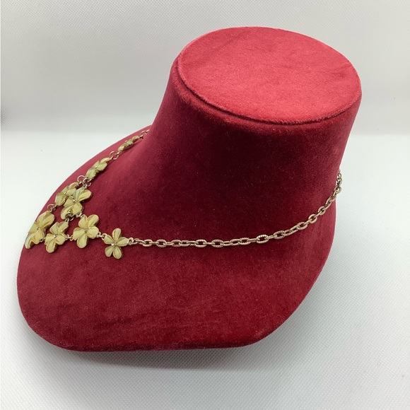 Fabulous Daisy Flower Bib Style Adjustable Necklace - Picture 3 of 6